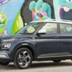 Con un precio accesible y dimensiones compactas, el Hyundai Venue es una excelente opción para jubilados. Su motor de 121 caballos de fuerza y la tracción delantera proporcionan un manejo sencillo y eficiente en la ciudad. La opción de Modo Nieve es una característica valiosa para quienes viven en áreas con inclemencias climáticas. Aparte de su maniobrabilidad, el Venue también ofrece detalles como asientos calefactables, carga inalámbrica y un respaldo trasero abatible para mayor comodidad. Con un diseño práctico y atractivo, el Venue es un SUV que cumple con todas las expectativas de los jubilados sin romper el banco.