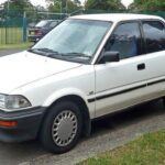 La séptima generación del Toyota Corolla fue tan funcional como olvidable. Este modelo perfeccionó el arte de ser invisible en las calles. Aunque su fiabilidad era innegable, el Corolla nunca fue un coche que hiciera que los conductores se sintieran emocionados al volante. Era tan neutral que los conductores a menudo se olvidaban de que lo poseían. Con su diseño sencillo y sin grandes características llamativas, el Corolla se convirtió en el automóvil de los conductores que solo querían llegar a su destino sin preocuparse por problemas mecánicos, pero sin esperar nada más en cuanto a placer de conducción.