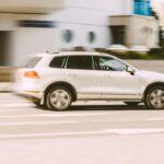 Un SUV grande con fiabilidad alemana

El Volkswagen Touareg (7P), especialmente la versión post-facelift con motor turbodiesel de 3.0L, es una de las opciones más fiables de la marca alemana. Con una durabilidad impresionante, este SUV es capaz de superar los 200.000 km si se le realiza el mantenimiento adecuado. Los principales puntos de atención son la suspensión neumática y el tensador de la cadena de distribución, que deben ser vigilados. Aparte de estos detalles, el Touareg es muy resistente, y su motor 3.0L turbodiesel es capaz de ofrecer un gran rendimiento durante muchos kilómetros. Es una opción sólida para quienes buscan un SUV grande, con lujo y fiabilidad.