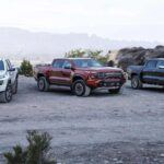 Un diseño que no impresiona

El Ford Ranger de 2026 ha sido una de las grandes decepciones del año. A pesar de ser un modelo actualizado, muchos lo consideran una versión reducida del F-150, sin la personalidad ni la potencia de su hermano mayor. El motor EcoBoost de 2.3L no cumple las expectativas bajo carga, y la transmisión de 10 velocidades se siente torpe, con cambios de marcha poco precisos. Su interior tampoco ha sorprendido, con un sistema SYNC 4 que parece más adecuado para vehículos de flotas que para un modelo de consumo. Aunque el Raptor sigue siendo una opción divertida, su precio de $60,000 hace que muchos prefieran optar por otros modelos más completos.