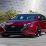 Precio base: $17,190
El Nissan Versa 2025 es una opción de coche económico que no escatima en comodidad y características. Con un precio base de $17,190, este sedán ofrece una cabina cómoda, un maletero amplio y tecnología moderna como Apple CarPlay y Android Auto. Además, cuenta con características de seguridad como el frenado automático de emergencia y el aviso de salida de carril.

Con hasta 40 mpg en carretera, el Versa es perfecto para compradores primerizos o pequeñas familias que buscan eficiencia y comodidad en un vehículo asequible. Su interior de calidad y su suave conducción hacen que esta opción sea un éxito en su clase.