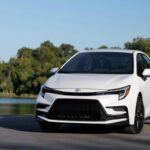 Precio base: $22,325
El Toyota Corolla siempre ha sido un referente de fiabilidad y eficiencia. El modelo 2025 continúa con esta tradición, ofreciendo un motor de 2.0 litros con 169 caballos de fuerza y una transmisión CVT. Con un consumo combinado de 35 MPG y hasta 40 MPG en carretera, el Corolla LE es una de las opciones más eficientes en su categoría. Además, con características estándar de seguridad como el monitoreo de punto ciego y alerta de cambio de carril, el Corolla es una opción segura y asequible para conductores de todas las edades.

Este sedán compacto es ideal para aquellos que buscan un coche de bajo mantenimiento y con una excelente durabilidad, lo que lo convierte en una de las mejores inversiones a largo plazo.