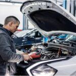 Los autos de lujo están diseñados con tecnología avanzada, lo que requiere un mantenimiento especializado y más frecuente. Cambios de aceite, reemplazos de frenos y alineaciones de ruedas suelen implicar productos de mayor calidad. Además, muchos vehículos de lujo exigen que se realice el mantenimiento en centros de servicio autorizados para mantener la garantía, lo que aumenta el costo. Los mecánicos independientes generalmente no cuentan con las herramientas o la formación necesaria para realizar estos trabajos. Los propietarios deben estar preparados para facturas de mantenimiento que pueden ser mucho más altas que las de los autos convencionales. Aplazar o evitar el mantenimiento adecuado puede reducir la fiabilidad y el rendimiento del vehículo.