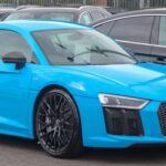 El Audi R8 es un superdeportivo de lujo que combina potencia, elegancia y tecnología avanzada. Sin embargo, su alta naturaleza de rendimiento y los costos asociados con la reparación de sus piezas de alta gama impulsan los costos de su seguro. Las piezas de repuesto, como las partes de la carrocería de aluminio o las modificaciones de motor, son costosas, lo que hace que el seguro para un R8 sea bastante elevado. Además, el R8 es un objetivo para los ladrones, lo que hace que las primas de seguro se inflen aún más.