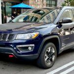 Costo promedio de mantenimiento a 10 años: $10,823
Precio inicial 2025: $28,895

Aunque el Jeep Compass es más pequeño y asequible que el Grand Cherokee, sigue siendo un modelo que podría no ser ideal para la jubilación. Su costo de mantenimiento, aunque más bajo que otros modelos más grandes, sigue siendo considerable, especialmente si se tienen en cuenta las reparaciones de su sistema de tracción integral o los costos asociados con su tecnología avanzada. Su tamaño compacto puede ser adecuado para la ciudad, pero no necesariamente para quienes buscan un vehículo de bajo mantenimiento para viajes largos y frecuentes.