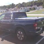 Año recomendado: 2017-2023

La Honda Ridgeline es una camioneta que, si bien no tiene la capacidad de remolque de sus competidoras más grandes, ofrece una excelente opción para aquellos que buscan un vehículo más versátil y cómodo. Su construcción unibody, en lugar del chasis tradicional, le da una conducción más suave similar a la de un automóvil, lo que la convierte en una opción muy atractiva para quienes buscan una camioneta de uso diario. Los modelos fabricados entre 2017 y 2023 se mantienen bastante bien, con una buena eficiencia de combustible y tecnología moderna. Si no necesitas remolcar grandes cargas pero quieres una camioneta confiable y fácil de manejar, la Ridgeline es una opción sólida.