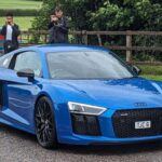 Velocidad máxima oficial: 205 mph
El Audi R8 V10 Plus es otra máquina que sorprende al superar su velocidad máxima oficial de 205 mph. Gracias a su motor V10 atmosférico de 5.2 litros que entrega 610 caballos de fuerza, algunos conductores han reportado que puede alcanzar hasta 210 mph. El sistema de tracción total Quattro de Audi asegura una tracción excelente, lo que le permite mantener la velocidad de forma segura incluso en condiciones difíciles. Este coche es una mezcla perfecta entre tecnología avanzada y potencia bruta.