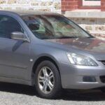Si buscas un sedán mediano con motor de 4 cilindros que dure, el Honda Accord es una opción excelente. El motor de 2.4 litros con cadena de distribución es eficiente y suave, capaz de alcanzar más de 250,000 millas con mantenimiento regular. El Accord es uno de los sedanes más confiables, y los costos de mantenimiento suelen ser bajos, alrededor de 400 dólares al año.

Lo que debes vigilar: evita los modelos con motor V6, ya que las transmisiones automáticas de esa época tienen problemas. El motor de 4 cilindros es la opción más duradera.