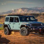 El Jeep Wrangler Rubicon es un ícono del overlanding, con excelentes ángulos de aproximación y salida, diferenciales bloqueables y capacidades para cruzar agua. Su enorme soporte del mercado de repuestos significa que puedes personalizarlo a tu gusto, desde carpas en el techo hasta llantas más robustas.

Puntos negativos: El interior puede ser ruidoso y sus capacidades de remolque y carga son limitadas. La eficiencia de combustible tampoco es la mejor, y la comodidad en carretera deja mucho que desear, lo que lo hace menos ideal para viajes largos por carretera.