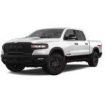 La Ram 1500 es una camioneta que ha ganado una gran popularidad gracias a su potencia, diseño moderno y características refinadas. Con una parrilla frontal agresiva y un cuerpo elegante, esta camioneta se destaca en un mercado competitivo. La Ram 1500 es conocida por su interior de alta calidad, ofreciendo mayor confort que muchas de sus rivales. Además, su capacidad de remolque y su suave conducción por carretera la convierten en una opción ideal para aquellos que buscan una camioneta potente pero cómoda. A lo largo de los años, la Ram 1500 ha sufrido varios rediseños, cada uno mejorando la economía de combustible y la integración de tecnología. Una de sus características más innovadoras es su sistema de suspensión neumática, lo que la hace especialmente popular para quienes buscan un equilibrio entre rendimiento y confort.