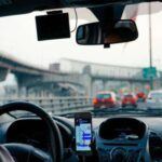 Cambiar de carril sin avisar con los intermitentes es otra de las maniobras más peligrosas que puedes realizar al volante. Si bien a veces parece una acción rápida y sin consecuencias, esta práctica es muy riesgosa. Los conductores que circulan a tu alrededor no pueden anticipar tus movimientos, lo que aumenta las probabilidades de un choque lateral. Además, el zigzagueo constante entre carriles también interrumpe el flujo del tráfico, generando un caos innecesario. La clave aquí es mantener la calma y la previsibilidad, lo que hace mucho más seguro el desplazamiento por la vía.
