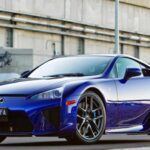 El Lexus LFA fue un superdeportivo de alto rendimiento que, a pesar de su impresionante motor V10 de 4.8 litros y su chasis de fibra de carbono, tuvo dificultades para encontrar compradores. Con un precio inicial de $375,000, el LFA pasó desapercibido durante la recesión de principios de la década de 2010. Sin embargo, con el tiempo, el LFA ha sido reconocido por su tecnología avanzada, su increíble sonido de motor y su aerodinámica superior, lo que ha disparado su valor. Ahora, con un precio promedio de $856,200, el LFA es considerado un coche de culto, con algunas versiones que superan el millón de dólares en subastas.