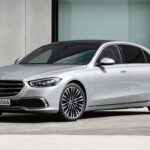 El Mercedes-Benz Clase S es el epítome de la sedán de lujo, pero su mantenimiento es igualmente costoso. A partir de los 100,000 millas, es común que los Clase S enfrenten tres problemas principales: fallos en los sistemas de suspensión Airmatic, fugas de aceite y fallos en los sistemas electrónicos avanzados. El costo de mantenimiento durante diez años puede acercarse a los $13,000, sin contar las reparaciones de la transmisión o el motor, lo que lo convierte en uno de los vehículos más caros de mantener a largo plazo.