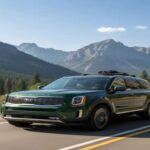El Kia Telluride es el SUV grande y lujoso de la gama Kia, pero sin los costos de lujo tradicionales. Con un precio inicial de unos 35.000 dólares, ofrece un interior espacioso, asientos cómodos y una tecnología avanzada que te hará sentir en un coche premium sin romper el banco. Es perfecto para los viajes largos en familia, ya que proporciona mucho espacio para pasajeros y equipaje. Su presencia en la carretera es inconfundible, y aunque puede llamar la atención, el Telluride ofrece una sensación de lujo accesible que muchos primeros compradores encuentran irresistible.