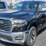 La Ram 1500 es otro modelo que redefine las expectativas para las camionetas, especialmente en términos de comodidad. Su suspensión de muelles helicoidales ofrece una conducción increíblemente suave, algo inusual en camionetas, lo que la convierte en una de las más fáciles de manejar. La versatilidad de su portón trasero, que se puede abrir en dos direcciones (hacia abajo o hacia un lado), la convierte en una de las más prácticas del mercado. Además, el interior de la Ram 1500 no se queda atrás: los asientos traseros reclinables y la pantalla táctil de 12 pulgadas hacen que tanto los viajes cortos como largos sean sumamente cómodos.