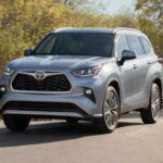 Puntuación de fiabilidad: 86/100
La Toyota Highlander 2020 es una de las SUV familiares más confiables que existen. Con capacidad para hasta ocho personas, esta SUV se ha convertido en la opción preferida para familias que valoran la practicidad y la fiabilidad. El motor V6 de 3.5 litros proporciona una conducción suave, mientras que el paquete de seguridad Toyota Safety Sense ofrece tranquilidad adicional.

Aunque la Highlander 2020 puede no ser la opción más emocionante de conducir, su durabilidad y fiabilidad son incuestionables, lo que la convierte en una de las opciones más confiables para las familias que buscan un vehículo que dure en el tiempo sin mayores problemas.