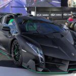 Lamborghini, conocida por su producción de coches exclusivos y de alto rendimiento, es otra marca que se distingue por los costos elevados de sus recambios. Aunque podría parecer que el mantenimiento rutinario de un Lamborghini es similar al de cualquier otro coche, los precios de sus piezas básicas pueden sorprender. Las bujías y pastillas de freno de un Lamborghini son un buen ejemplo: aunque parecen ser componentes sencillos, sus precios son elevados debido a la naturaleza exclusiva de la marca.

La producción en pequeña escala y la naturaleza de lujo de Lamborghini hacen que incluso las piezas más comunes se coticen a un precio muy superior al de coches de marcas menos exclusivas. Los propietarios deben estar preparados para enfrentar facturas de mantenimiento muy altas si deciden invertir en uno de estos vehículos.