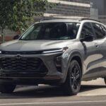 El Chevrolet Trax 2025, con un precio de venta entre $21,895 y $25,895, se posiciona como uno de los SUVs más económicos del mercado. Con una cabina moderna y tecnología de última generación, incluyendo una pantalla táctil de 8 pulgadas y compatibilidad con Apple CarPlay y Android Auto, es una opción atractiva para quienes buscan un SUV accesible pero bien equipado. Su eficiencia de combustible superior a los 30 mpg y el espacio interior hacen que el Trax sea perfecto para los conductores urbanos y aquellos con un presupuesto ajustado.