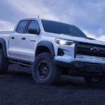 La Chevrolet Colorado, que alguna vez fue una de las mejores pickups de tamaño medio, ha dejado de ser una opción destacada. Si bien es eficiente en cuanto a consumo de combustible, el resto de sus características no cumplen con las expectativas. Su fiabilidad y satisfacción del cliente han ido en picada en los últimos años, según informes de Consumer Reports. Los asientos son incómodos, la suspensión es dura, la dirección es deficiente, y en general, el Colorado no es una compra recomendada si buscas una pickup que ofrezca comodidad y rendimiento a largo plazo.