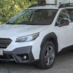 El Subaru Outback es conocido por ser un vehículo extremadamente versátil, apto tanto para terrenos difíciles como para caminos urbanos. Equipado con tracción integral de serie y una construcción robusta, este SUV tiene la capacidad de superar los 300,000 kilómetros sin problemas, siempre que se le dé el mantenimiento adecuado.

La combinación de durabilidad y capacidad todoterreno ha hecho del Outback un favorito entre los aventureros y las familias que necesitan un coche que los acompañe en todas sus excursiones. Además, su espacio interior y la opción de una motorización híbrida en los modelos más recientes han elevado su popularidad entre los compradores de vehículos usados.