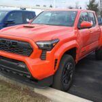 La Toyota Tacoma es un clásico en el mercado de las camionetas compactas. Su reciente rediseño ha sido muy bien recibido por los fanáticos, y su reputación de fiabilidad y rendimiento excepcional continúa intacta. Si bien la Tacoma es más grande que algunas camionetas compactas como la Maverick, sigue siendo más pequeña que camionetas como la Toyota Tundra, lo que la convierte en una excelente opción para quienes buscan algo intermedio.