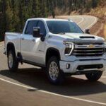 La Chevy Silverado con motor Duramax Diesel es otra opción robusta y de alto rendimiento que puede durar más de 480,000 kilómetros si se le da el mantenimiento adecuado. Algunos modelos han alcanzado casi 800,000 kilómetros, lo que habla de su durabilidad a largo plazo.