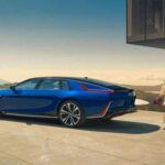 Con el Cadillac Celestiq, la marca estadounidense se lanza de lleno a competir con los grandes nombres del lujo, como Rolls-Royce y Ferrari. Este sedán eléctrico de lujo no solo ofrece 655 caballos de fuerza y una autonomía de 303 millas, sino que también destaca por su nivel de personalización. Con más de 350,000 combinaciones posibles, los clientes pueden elegir desde techos panorámicos de cristal inteligente hasta suelo de cuero.
