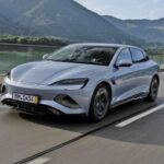 El BYD Seal es la respuesta de la marca china al exitoso Tesla Model 3. Con una autonomía de más de 350 millas en su versión base, este sedán eléctrico se posiciona como un competidor serio dentro del segmento de autos eléctricos compactos. Su rendimiento es impresionante, con versiones que aceleran de 0 a 100 km/h en menos de cuatro segundos. Aunque su manejo no es tan envolvente como el de sus rivales más establecidos, el Seal ofrece una conducción segura y predecible con tecnología de última generación.