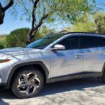 El Hyundai Tucson Hybrid es una opción que fusiona eficiencia de combustible y tecnología avanzada sin comprometer el confort. Este híbrido viene con características de carga inalámbrica, asistencia de estacionamiento remoto inteligente y múltiples pantallas de información que hacen de la conducción una experiencia más cómoda y futurista. Con su diseño elegante y su conectividad a la vanguardia, el Tucson Hybrid demuestra que los híbridos no tienen que ser aburridos ni caros. Además, su eficiencia de combustible lo convierte en una opción ideal para quienes buscan un coche verde sin perder funcionalidad.