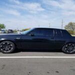 El Buick Grand National es un coche que siempre se encuentra en las recomendaciones de los mecánicos, especialmente por su motor turboalimentado V6 y su rendimiento impresionante. Este modelo de los años 80 es famoso por su potencia y rendimiento deportivo, pero también por su fiabilidad. Aunque muchos lo recuerdan por su icónico diseño y por ser una de las máquinas más rápidas de su época, el Grand National es conocido por mantener su fiabilidad a lo largo del tiempo.
