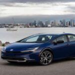El Toyota Prius ha sido durante mucho tiempo sinónimo de eficiencia de combustible y tecnología híbrida, pero su fiabilidad y longevidad también lo hacen destacar. Si bien la economía de combustible es su principal atractivo, el Prius ha demostrado ser un vehículo que puede durar más de 200.000 millas con el mantenimiento adecuado. Aproximadamente el 1,3% de los Prius han llegado a este hito, gracias a la ingeniería de Toyota y sus componentes duraderos. Este híbrido no solo es eficiente, sino que también tiene una excelente reputación por su longevidad, lo que lo convierte en una excelente inversión a largo plazo.