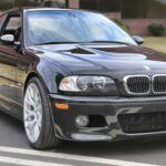 El BMW E46 M3, producido entre 2000 y 2006, es considerado uno de los mejores autos deportivos de su era. Su motor de seis cilindros en línea de 3.2L que produce 333 caballos de fuerza era un equilibrio perfecto entre potencia y refinamiento. La transmisión manual de seis velocidades era un elemento clave que aportaba precisión y rapidez en los cambios de marcha, creando una experiencia de conducción emocionante y satisfactoria. Este modelo sigue siendo un favorito entre los fanáticos de BMW.