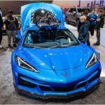 El Chevrolet Corvette E-Ray es la versión híbrida del icónico Corvette, fusionando la potencia de un motor V8 con la eficiencia de un motor eléctrico. Con un motor de 6.2 litros y 655 caballos de fuerza, el Corvette E-Ray ofrece una aceleración impresionante, alcanzando los 100 km/h en solo 2.5 segundos. Gracias a la tracción integral proporcionada por el motor eléctrico en las ruedas delanteras, este híbrido no solo mejora el rendimiento, sino también la estabilidad en las curvas. Manteniendo el estilo clásico de Corvette, este modelo demuestra cómo la tecnología híbrida puede mejorar la experiencia de conducción sin sacrificar el rendimiento.