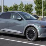 Pro: Los coches híbridos ofrecen una autonomía superior a los eléctricos puros, lo que los convierte en una opción atractiva para viajes largos sin preocuparse por las recargas frecuentes. Además, su combinación de motor eléctrico y de combustión proporciona una experiencia de conducción suave y eficiente, como en el Ford Fusion Híbrido.

Con: Algunos conductores perciben una diferencia en la aceleración y potencia frente a los coches convencionales. Si bien los híbridos modernos, como el Hyundai Ioniq, ofrecen un rendimiento bastante competente, los conductores que buscan vehículos de alto rendimiento pueden no encontrar en los híbridos una opción satisfactoria.