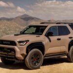 Fiabilidad legendaria con un toque de nostalgia

En los años 70, Toyota comenzó a cimentar su reputación con vehículos resistentes y fiables. La Toyota 4Runner TRD Pro es la encarnación de esa fiabilidad, con un diseño sencillo pero robusto que recuerda a las primeras camionetas de la marca. Este SUV es perfecto para los conductores que buscan un compañero confiable para los viajes largos y aventuras al aire libre, mientras mantiene la esencia de los modelos clásicos, pero con la tecnología y la comodidad de hoy.