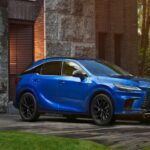 Rendimiento híbrido y confort de lujo

El Lexus RX 500h F SPORT Performance lleva el confort y el rendimiento a un nuevo nivel. Este SUV híbrido ofrece aceleración rápida y transiciones suaves entre el motor de gasolina y el motor eléctrico, lo que mejora la experiencia de conducción. Su suspensión se mantiene equilibrada en pavimentos irregulares, y el interior permanece sorprendentemente silencioso incluso a altas velocidades. Con un diseño maduro y funcional, el RX 500h F SPORT es el SUV ideal para aquellos que buscan una combinación de lujo, potencia y confort.