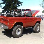Resurgimiento de un clásico que sigue marcando tendencia

El Ford Bronco de los años 80 es otro SUV icónico que ha visto un aumento considerable en su valor. Reconocido por su construcción robusta y sus excelentes capacidades todoterreno, el Bronco se ha convertido en un símbolo de aventura y libertad. Su diseño clásico y su rendimiento potente lo han convertido en un objeto de deseo para los coleccionistas. A medida que la demanda de SUVs vintage sigue creciendo, el valor del Bronco está subiendo, lo que lo convierte en una opción atractiva para inversores y entusiastas por igual.
