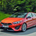 El Kia Ceed es la opción más fiable dentro de la categoría de coches familiares. Con solo un 8% de incidencias reportadas por los propietarios, el Ceed ofrece una excelente fiabilidad, con el sistema de navegación/entretenimiento siendo el único punto débil. Este modelo ha ganado popularidad por su combinación de precio accesible y fiabilidad excepcional.

Otros altamente valorados:

BMW i3 (2013-2022) - 97.4%: A pesar de su diseño único y futurista, el BMW i3 ha demostrado ser un coche fiable, especialmente en cuanto a su sistema eléctrico.

Honda Civic (2022+) - 97.3%: Con su conocida durabilidad, el Civic continúa siendo una opción fiable para aquellos que buscan un coche familiar de alta calidad.