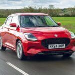 Economía de combustible: 64,2 mpg
Precio de lista: £18,699

El Suzuki Swift es un modelo que destaca por su ligereza, diseño ingenioso y motor de bajo consumo. Su eficiencia de combustible es excelente, y su precio competitivo lo convierte en una opción accesible para aquellos que no quieren comprometer la economía en su compra y mantenimiento. A pesar de su tamaño compacto, el Swift es sorprendentemente divertido de conducir, y su versión híbrida suave aporta una mejor eficiencia sin perder potencia.

Versión más económica: Mild Hybrid Motion

Este modelo no solo es práctico y económico, sino que su agilidad lo convierte en un coche perfecto para la ciudad.