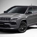 Costo promedio de mantenimiento a 10 años: $10,823
Precio inicial 2025: $28,895

El Jeep Compass es una opción popular para aquellos que buscan un SUV compacto con un toque todoterreno, pero su costo de mantenimiento a lo largo de 10 años lo coloca en una categoría de vehículos menos atractivos. Con un coste de $10,823, los propietarios pueden encontrarse enfrentando gastos inesperados en los próximos años. Además, su precio inicial de casi $29,000 puede no ser lo más prudente cuando se busca optimizar gastos tras la jubilación.
