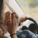 Riesgo: Distracción visual y física que reduce la atención en la carretera
Si bien comer mientras conduces puede parecer una acción inofensiva, de hecho es una de las principales causas de distracción. Cuando comes, tus manos no están completamente en el volante y tus ojos pueden desviarse hacia la comida, perdiendo atención en la carretera. Además, derrames de comida o bebida caliente pueden hacer que el conductor reaccione de manera inesperada, provocando maniobras bruscas o incluso accidentes. Si necesitas comer, lo más seguro es que pares en un lugar adecuado para hacerlo.