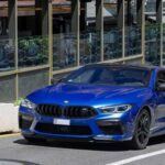 Un superdeportivo de lujo con costes elevados de seguro
El BMW M8 Competition Grand Coupe es un modelo que mezcla el lujo de un sedán con la potencia y aceleración de un superdeportivo. Equipado con un motor biturbo y un diseño impresionante, este coche no solo es rápido en la carretera, sino que también figura entre los más caros de asegurar. Sus partes de alto rendimiento, la posibilidad de que los conductores lo conduzcan de manera agresiva y la estética de lujo hacen que los aseguradores lo clasifiquen como un coche de alto riesgo, lo que lleva a primas bastante altas.