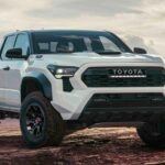 Precio de venta sugerido inicial: $31,590
La Toyota Tacoma es una de las camionetas más fiables y duraderas del mercado. Con un 83,32% de valor residual después de tres años, la Tacoma es una opción excelente para aquellos que desean disfrutar de una pickup de tamaño medio sin las desventajas de la depreciación. A lo largo de los años, la Tacoma ha sido famosa por su robustez y fiabilidad, lo que la convierte en una excelente opción para arrendar. Al optar por un arrendamiento, puedes disfrutar de su rendimiento y versatilidad sin tener que enfrentarte a la pérdida de valor que ocurre cuando compras un vehículo como este y lo mantienes por muchos años.