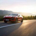 Precio base: $91,150

El Porsche Cayenne sigue siendo un referente en el segmento de SUV de alto rendimiento desde su lanzamiento. Al ser el hermano mayor del Macan, el Cayenne ha consolidado su reputación como un SUV que combina lujo, comodidad y un rendimiento excepcional. Desde el motor V8 biturbo hasta la suspensión deportiva, este modelo está diseñado para aquellos que buscan una conducción envolvente y ágil, a pesar de sus dimensiones. La versión GTS, en particular, añade un toque más agresivo con mejoras estéticas y una potencia impresionante. Con la futura versión eléctrica prometiendo hasta 1000 caballos de fuerza, el Cayenne sigue demostrando que se puede tener todo: lujo, espacio y adrenalina.