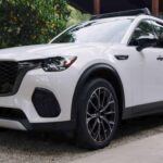 El Mazda CX-70 PHEV es una opción sorprendentemente lujosa dentro del segmento de los SUVs híbridos. Con un interior refinado, materiales de alta calidad y una suspensión que suaviza los baches, este modelo convierte los viajes largos en una experiencia de lujo. Su espacio de carga es más que suficiente para tus pertenencias y su tecnología avanzada proporciona una conducción más cómoda y segura. Si buscas un SUV híbrido con una combinación de lujo, eficiencia y confort, el Mazda CX-70 PHEV es una opción a considerar.
