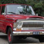 El Jeep Wagoneer es un SUV clásico que marcó una era en la historia del automóvil. Introducido en la década de 1960, el Wagoneer fue uno de los primeros SUVs de lujo 4x4, combinando la capacidad todoterreno con un nivel de confort que no era común en ese tipo de vehículos en la época. Con su estructura robusta y su potente motor, el Wagoneer ofrecía tanto rendimiento como comodidad, lo que lo hizo ideal para aquellos que necesitaban un vehículo fiable tanto para conducir por la ciudad como para aventuras fuera del asfalto. Su panelado de madera y su interior espacioso le dieron un carácter único, lo que convirtió al Wagoneer en un icono de la automoción americana.