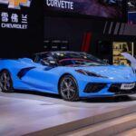 El Chevrolet Corvette es un automóvil que atrae a los amantes de la velocidad, pero también es uno de los vehículos más peligrosos para conducir. Si bien cumple con los estándares de seguridad, su naturaleza de alto rendimiento puede llevar a los conductores a perder el control, especialmente en manos inexpertas. Según un estudio realizado por iSeeCars, el Corvette ocupa el segundo lugar en la lista de los coches más letales, con 13.6 fatalidades por cada mil millones de millas recorridas. Su aceleración brutal y su velocidad de manejo requieren experiencia y precaución, ya que son un desafío para muchos conductores.