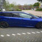El Ford Focus ST (Mk3) es una opción perfecta para quienes buscan un coche con un equilibrio entre rendimiento y practicidad. Con un motor turboalimentado de 2.0 litros, el Focus ST ofrece una conducción poderosa y un diseño que llama la atención. Su musculoso frontal y su postura agresiva lo convierten en un coche que no pasa desapercibido, mientras que su espacio interior lo convierte en un excelente vehículo familiar. Además, con el emblema ST, ofrece el toque deportivo que se busca en un coche de este tipo. Es una opción asequible para aquellos que desean disfrutar de un coche emocionante sin renunciar a la funcionalidad.