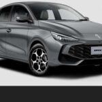 El MG3 es un compacto híbrido de gasolina que sorprende por su eficiencia y precio competitivo. Con una potencia de 191 caballos, este modelo híbrido es una de las opciones más asequibles del mercado, especialmente comparado con rivales como el Toyota Yaris Hybrid. Su diseño moderno y su motor híbrido lo hacen ideal para quienes buscan economía de combustible y un precio razonable. Además, MG ofrece una garantía de siete años o 80.000 millas, lo que añade tranquilidad a los compradores. Una opción perfecta para quienes necesitan un coche práctico y económico para el día a día.