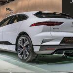 El BMW iX3 es un SUV eléctrico de lujo que comienza en 65,000 dólares y ofrece una autonomía de 285 millas. Con un motor de 286 caballos de fuerza, tiene un rendimiento adecuado, pero no sobresale en comparación con otros SUVs eléctricos más accesibles. El iX3 es cómodo y tiene un interior premium, pero por ese precio, existen opciones que ofrecen más autonomía y mejor rendimiento.